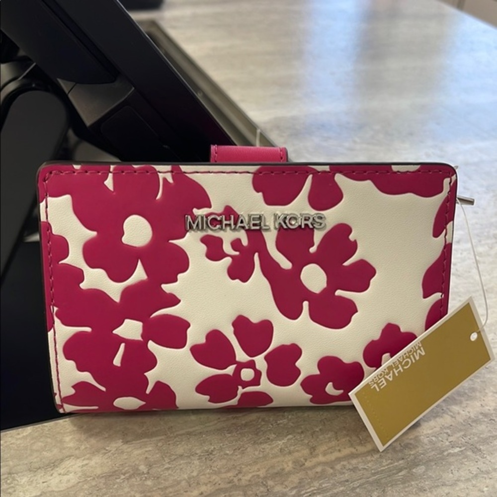 Michael Kors Jet Set Medium Floral Print Bi-Fold Wallet
Dragonfruit
NWT